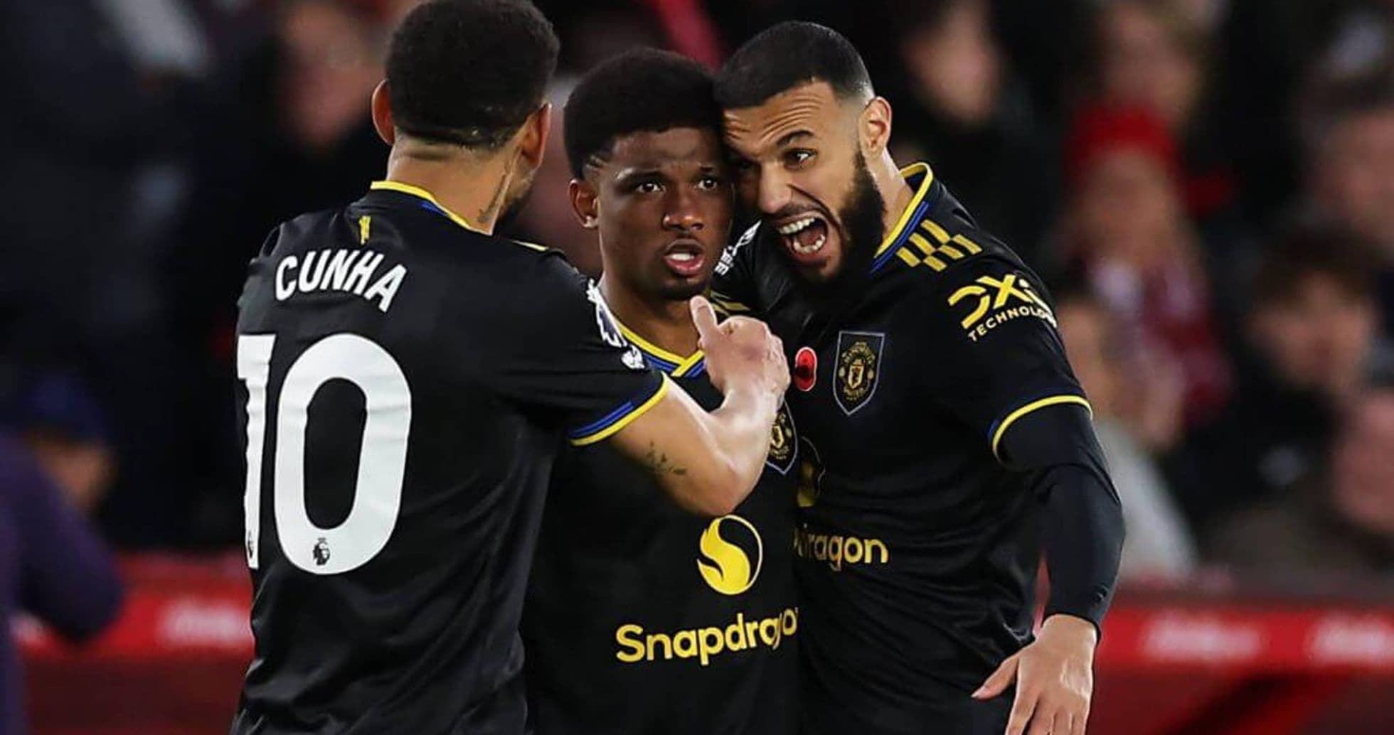 Manchester United futbolçuları sevinir