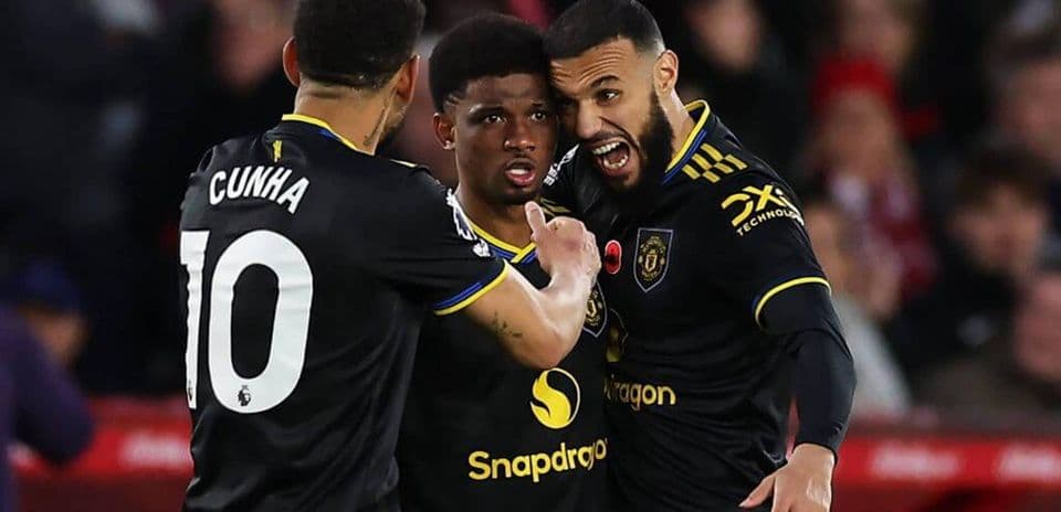 Manchester United futbolçuları sevinir