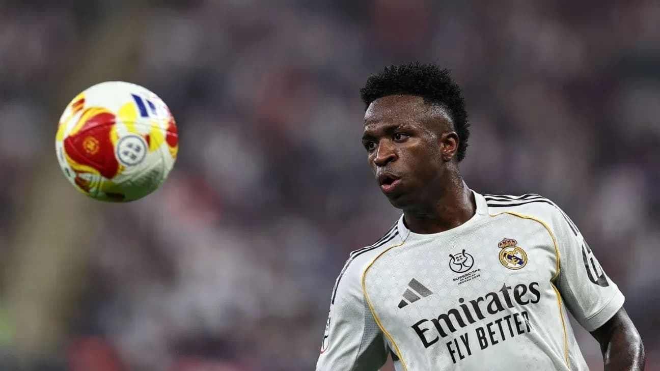 Vinícius Júnior controlling the ball during match