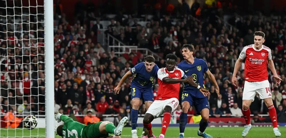 Arsenal player attempts to score against goalkeeper