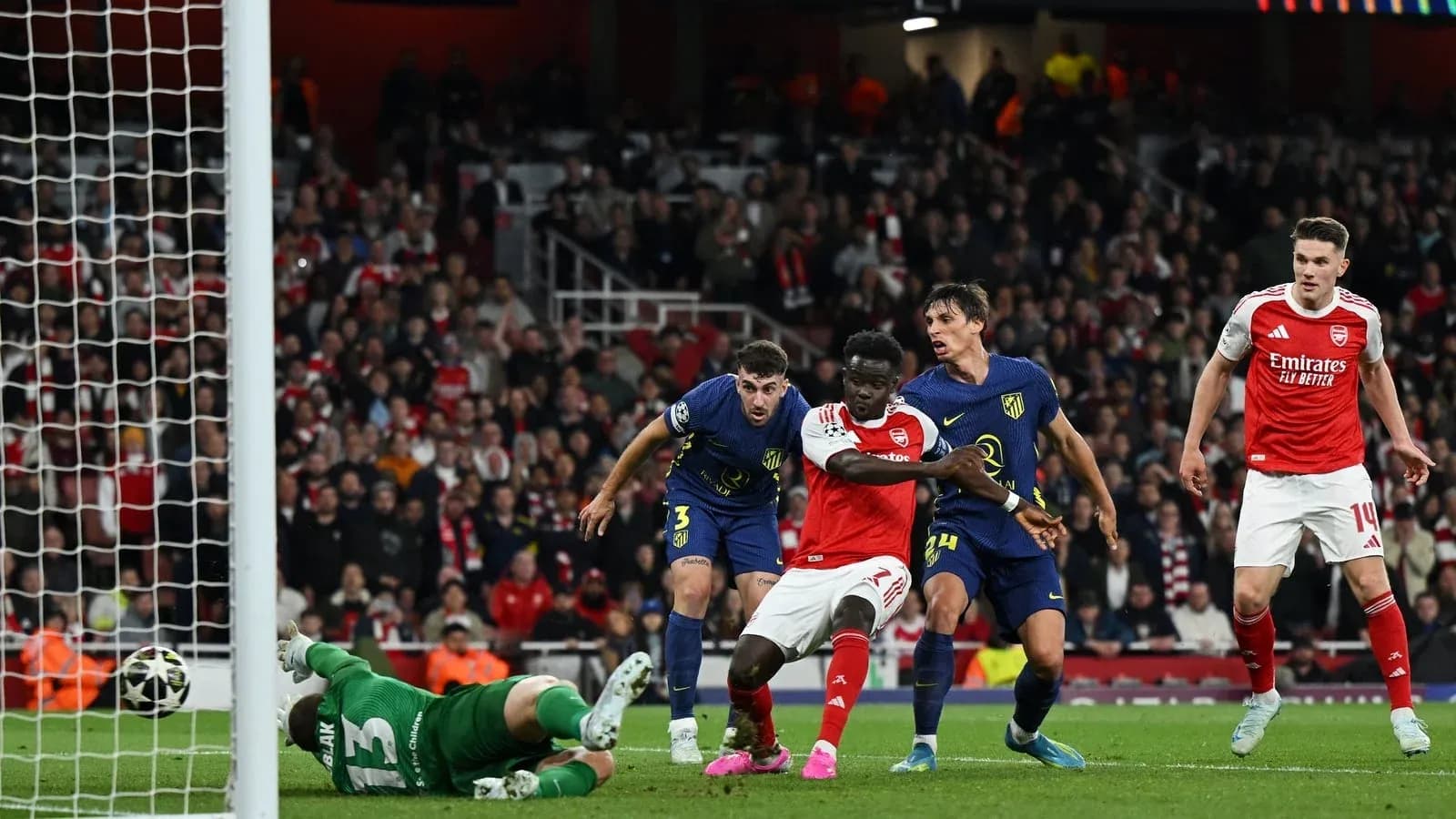 Arsenal player attempts to score against goalkeeper