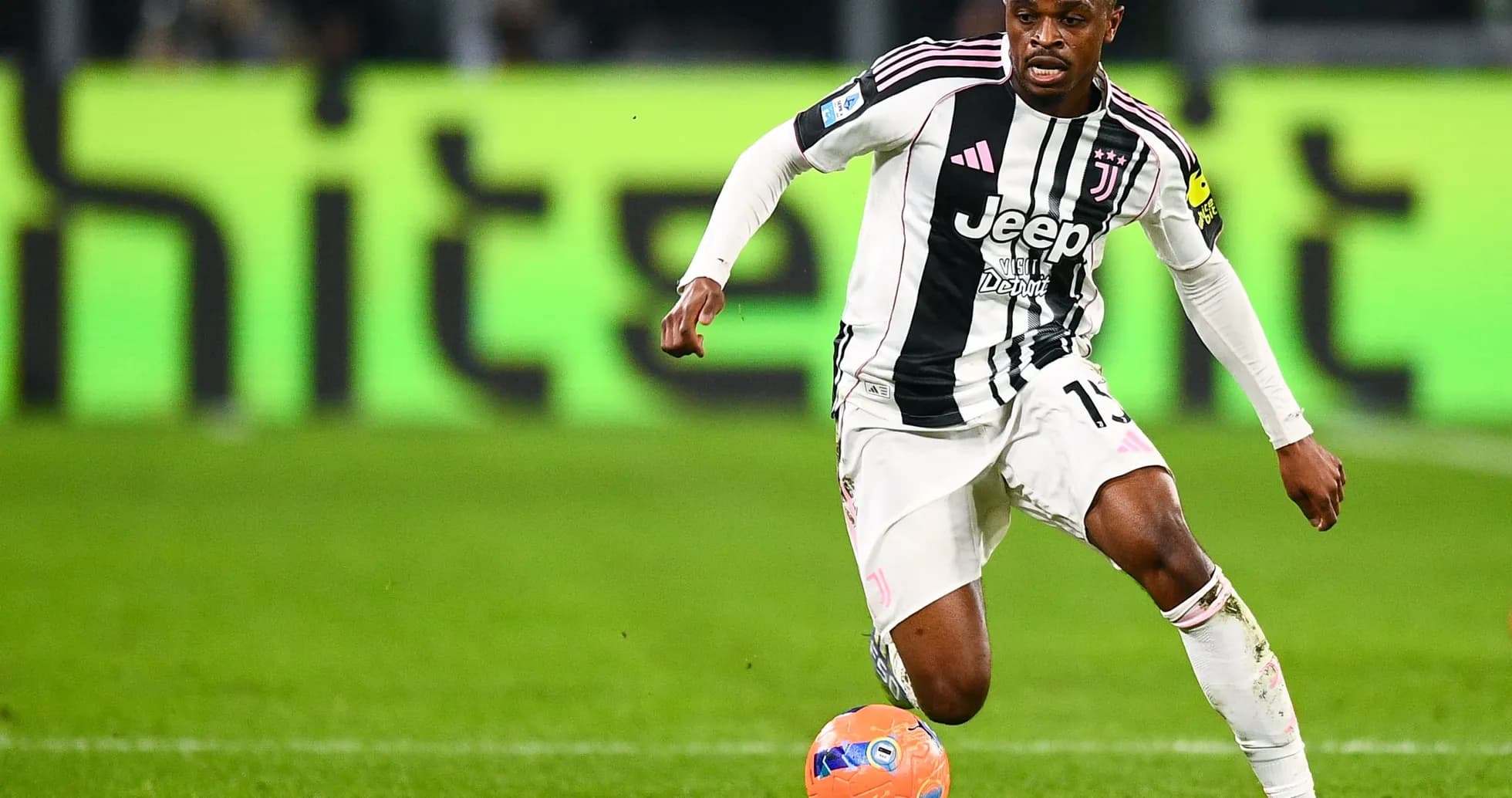 Juventus futbolçusu topu idarə edir
