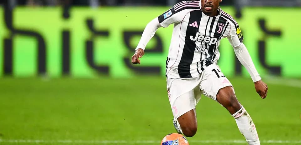 Juventus futbolçusu topu idarə edir
