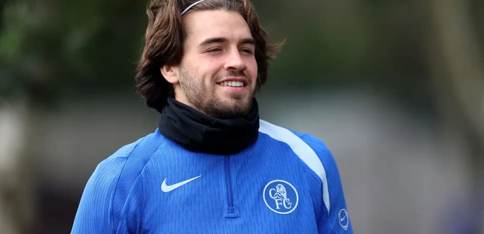 Futbolçu mavi forma ilə məşq meydanında