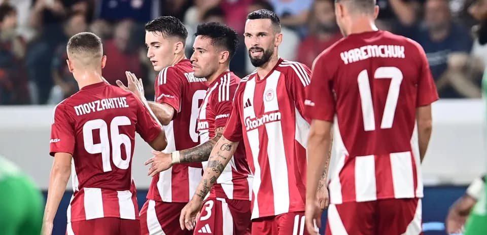Olimpiakos Piraeus oyunçuları qolu qeyd edirlər