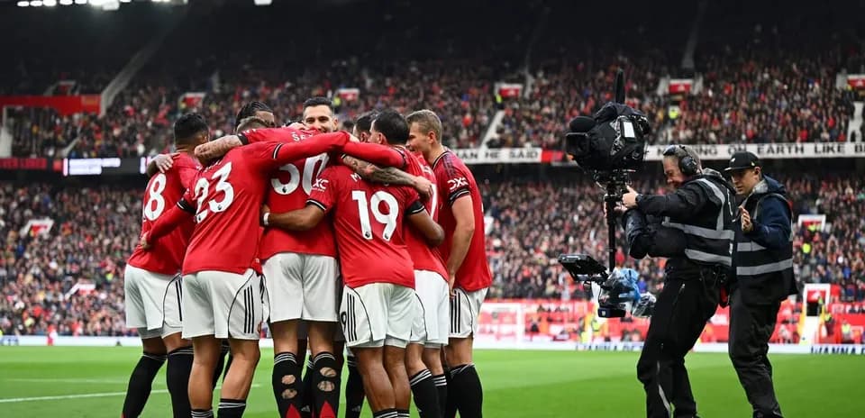 Manchester United oyunçuları qolu qeyd edirlər