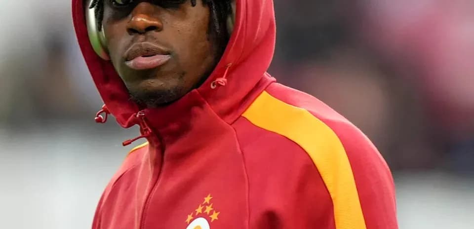 Futbolçu Galatasaray geyimində meydançada