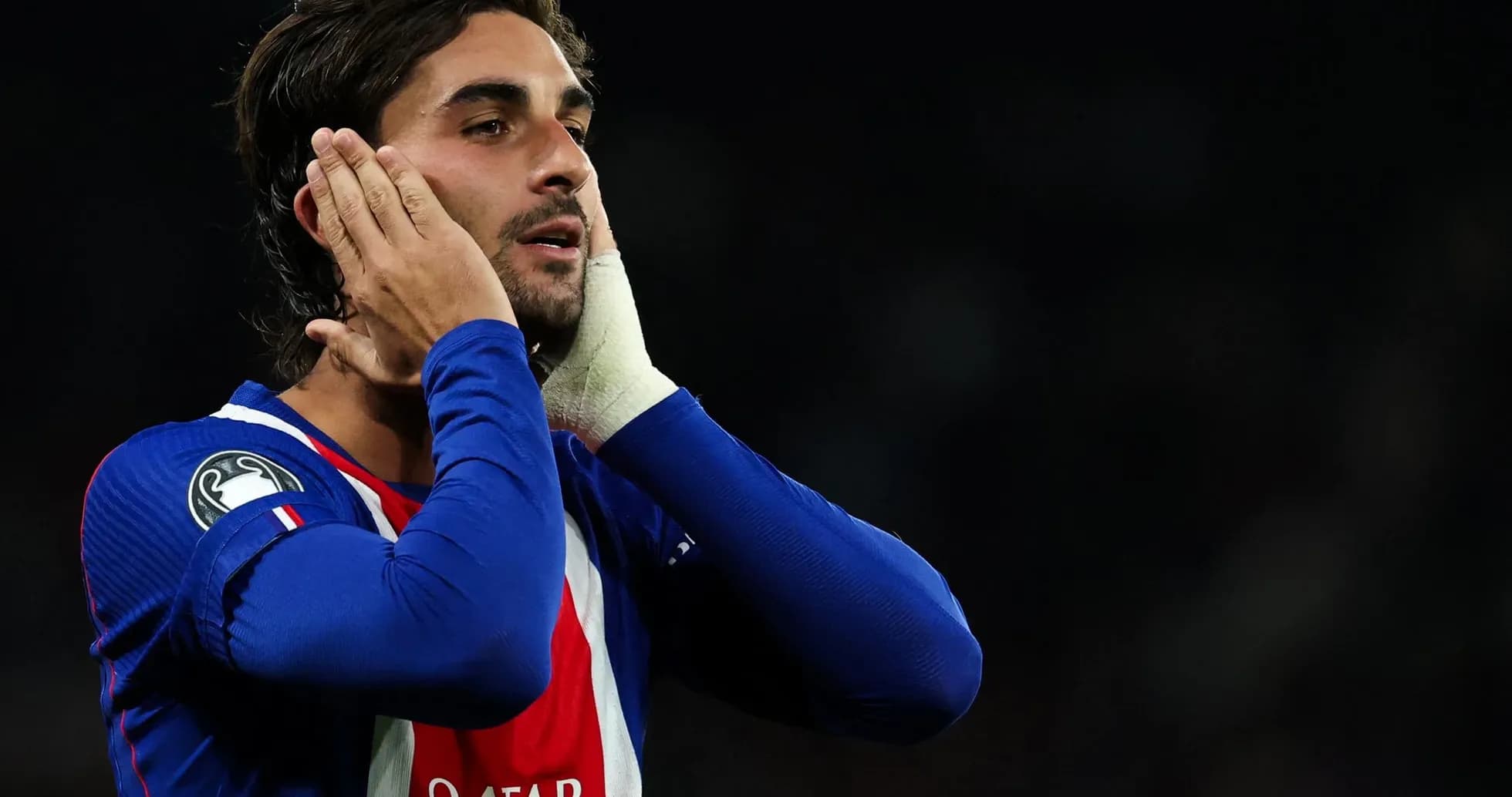 Futbolçu oyunda nəticəyə reaksiya verir
