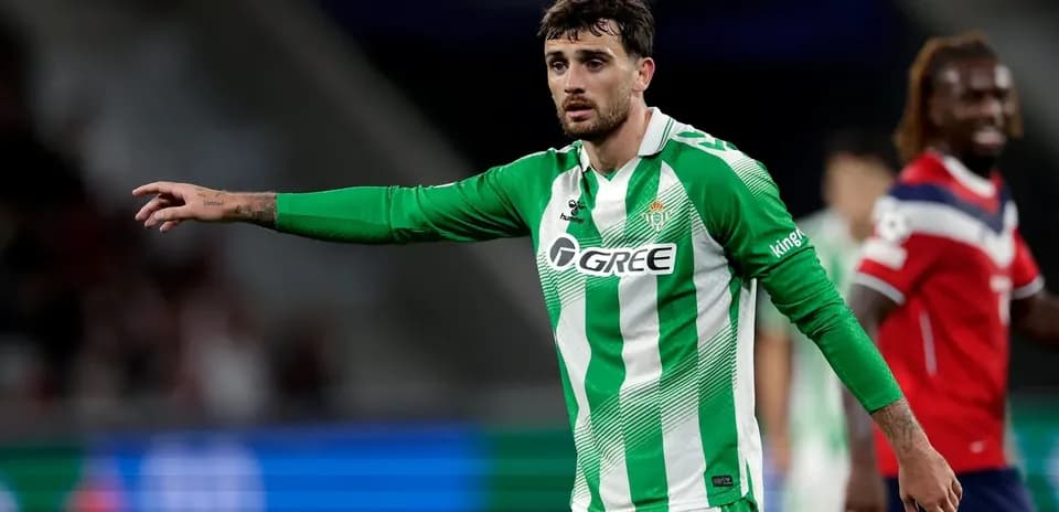 Futbolçu mübarizə zamanı əllərini qaldırmışdır