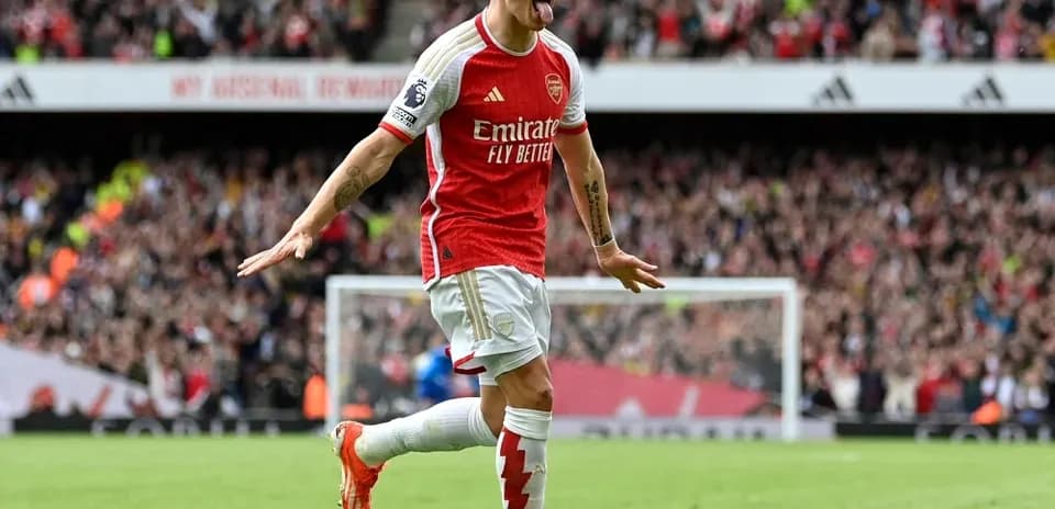 Futbolçu qolu qeyd edir, Arsenal azarkeşləri arxada