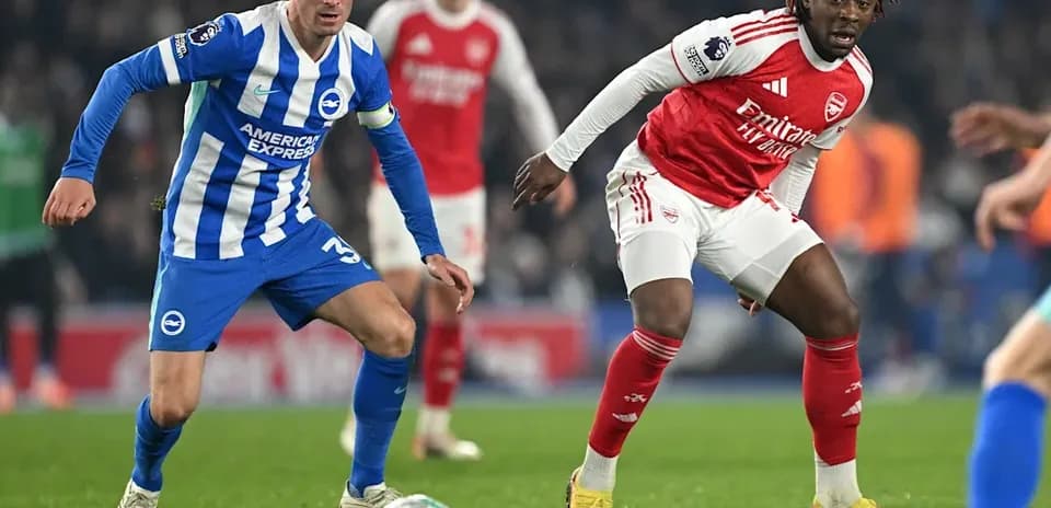 Brighton and Arsenal players contesting for the ball