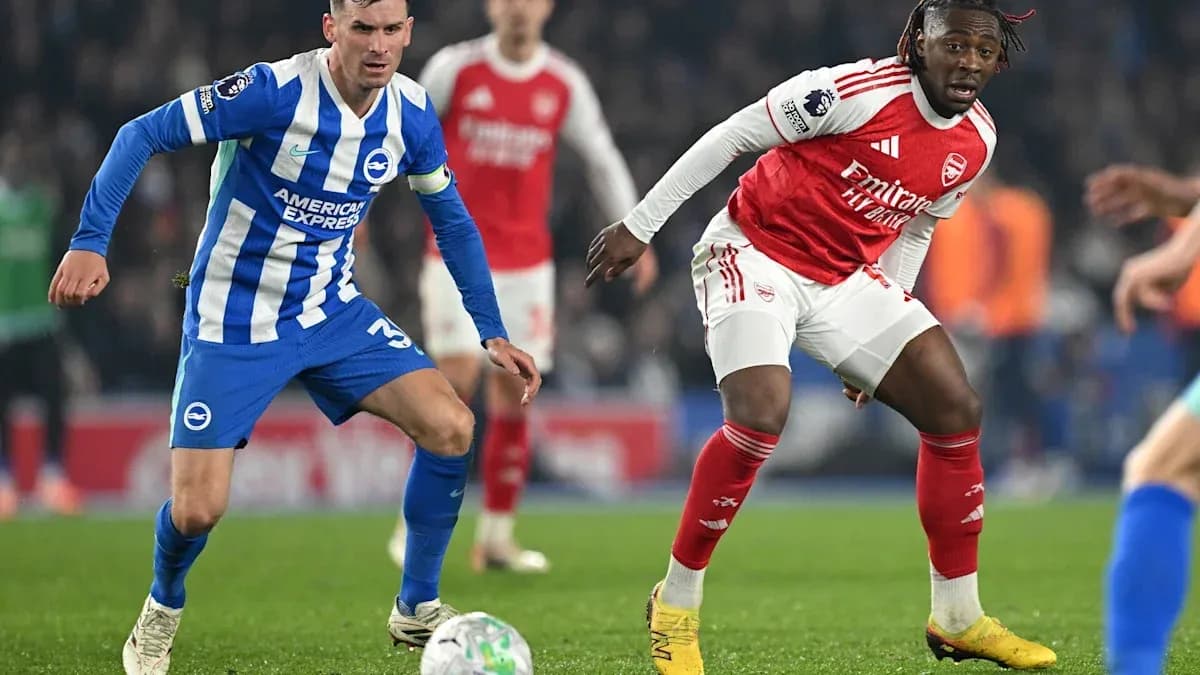 Brighton and Arsenal players contesting for the ball