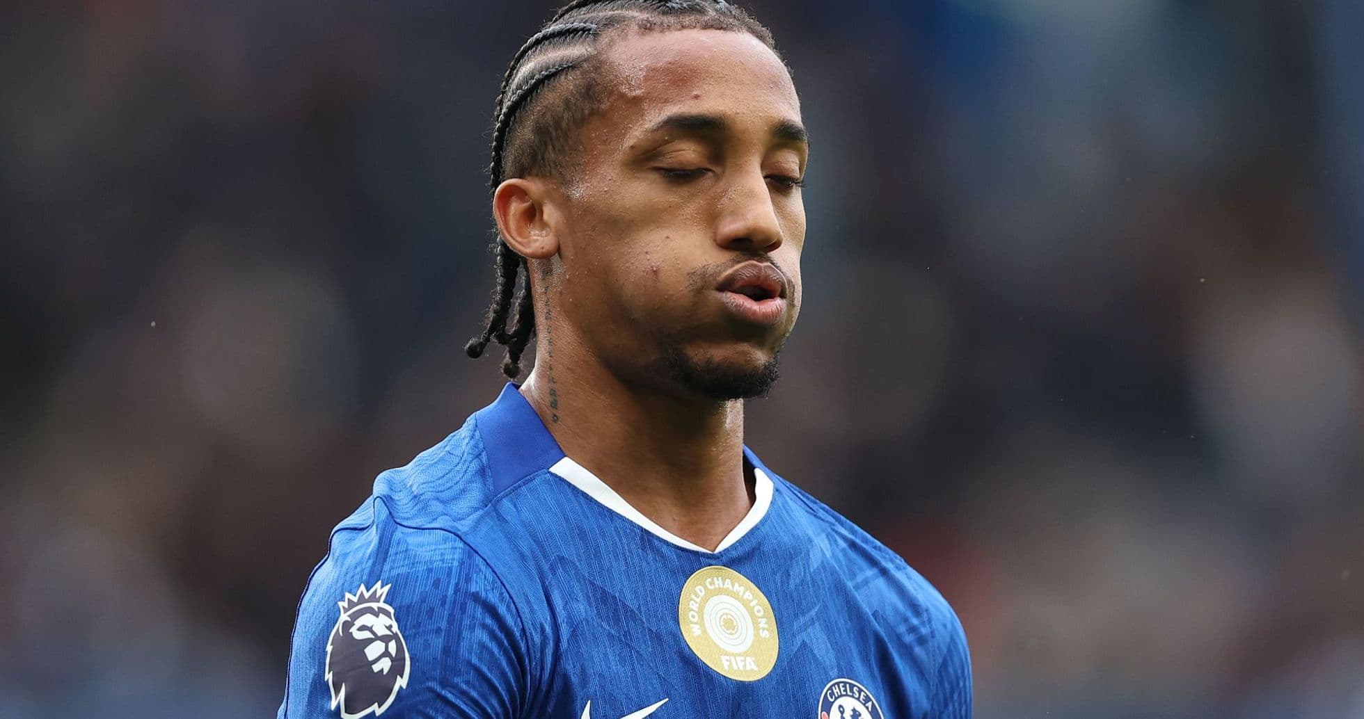 Futbolçu Chelsea formasında oyundan sonra düşüncəli görünür
