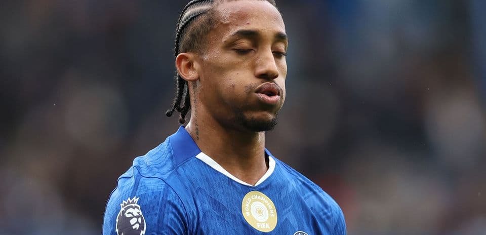 Futbolçu Chelsea formasında oyundan sonra düşüncəli görünür