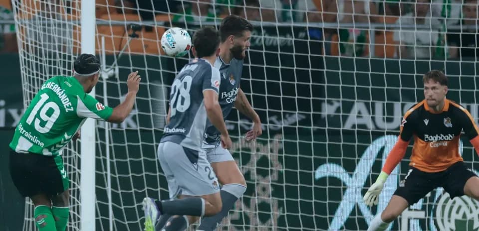 Real Betis oyunçusu qol vurmağa çalışır