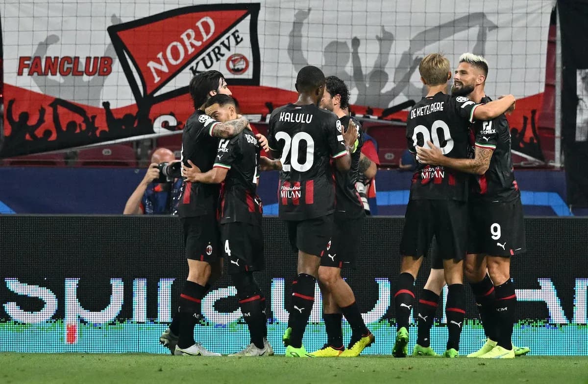 AC Milan futbolçuları qələbəni qeyd edirlər