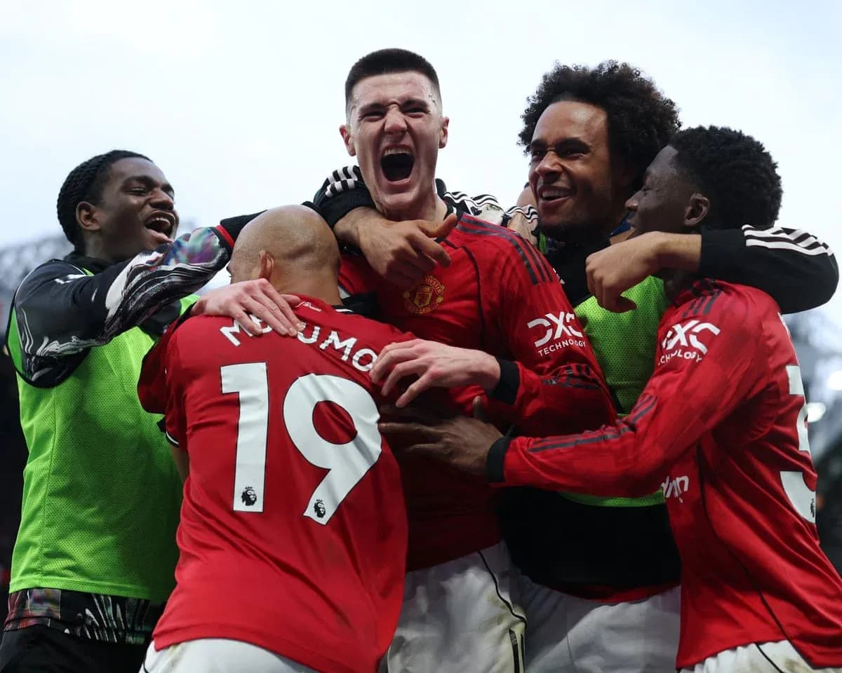 Mançester Yunayted futbolçuları sevinir