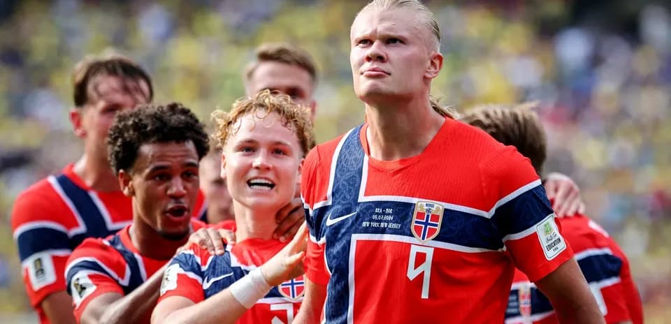 Norveç futbolçuları sevinclə qeyd edirlər