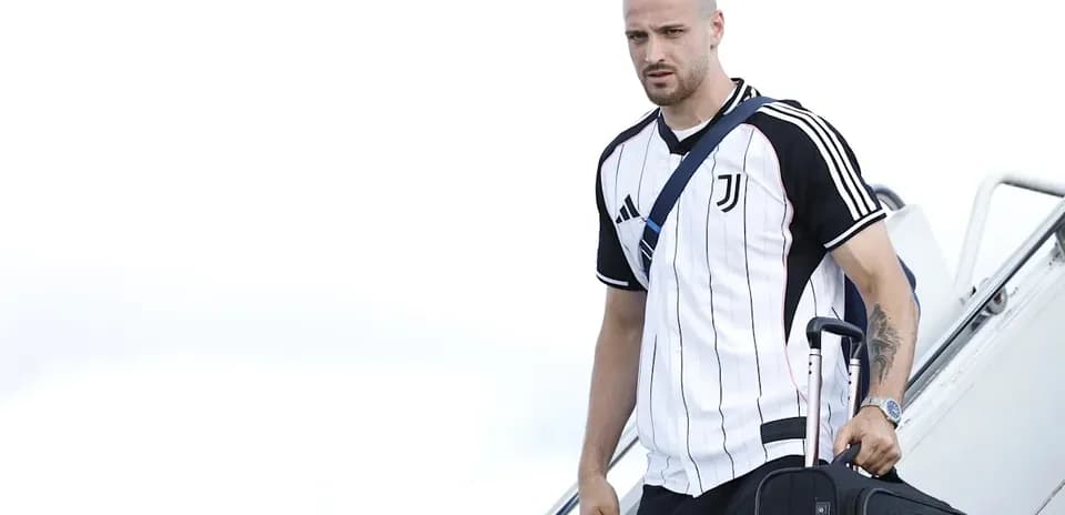 Futbolçu Juventus formasında yük maşını ilə enir