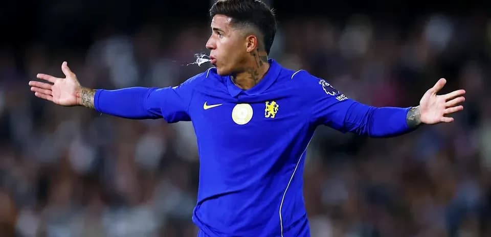 Futbolçu mavi forma ilə oyun zamanı jest edir