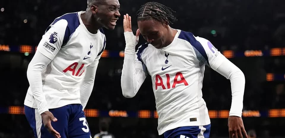Tottenhem oyunçuları qələbəni qeyd edir
