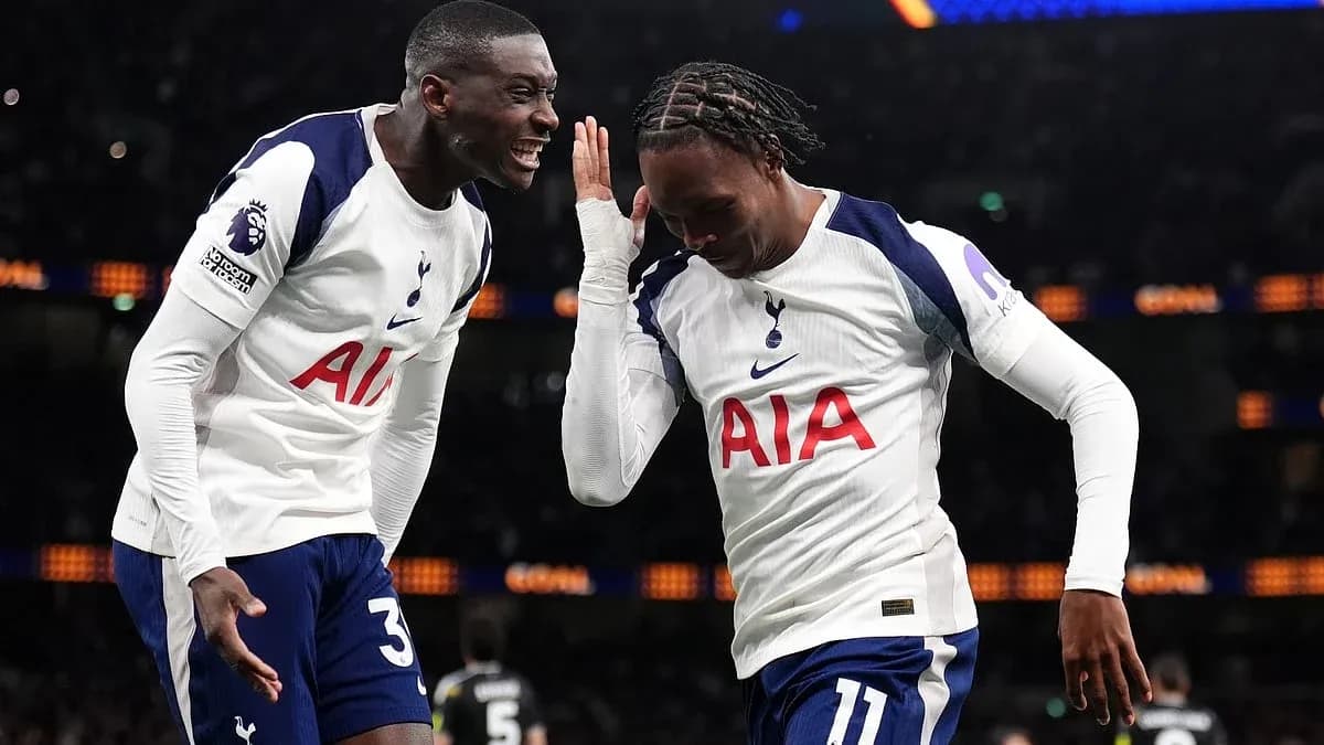 Tottenhem oyunçuları qələbəni qeyd edir