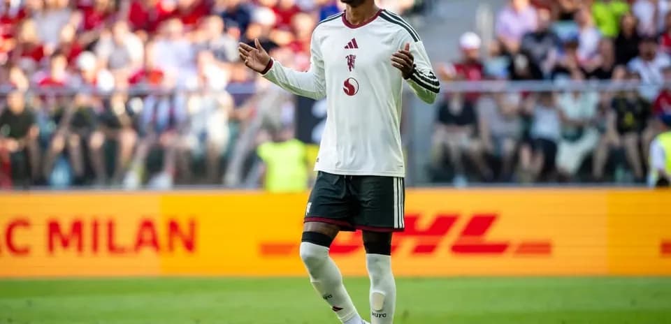 Futbolçu oyun zamanı əlini qaldırıb