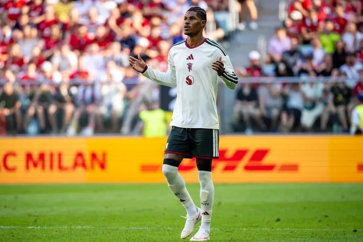 Futbolçu oyun zamanı əlini qaldırıb