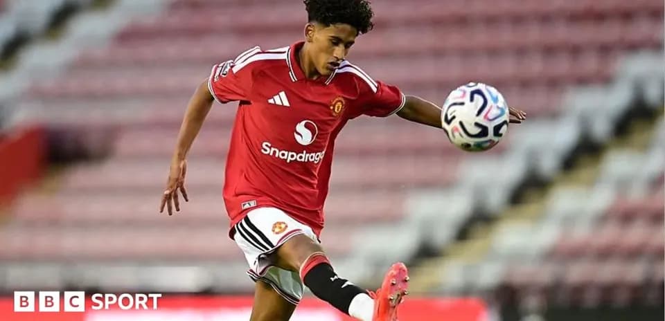 Futbolçu topu vurur, Manchester United formasında
