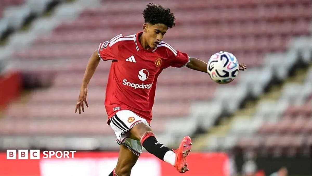 Futbolçu topu vurur, Manchester United formasında