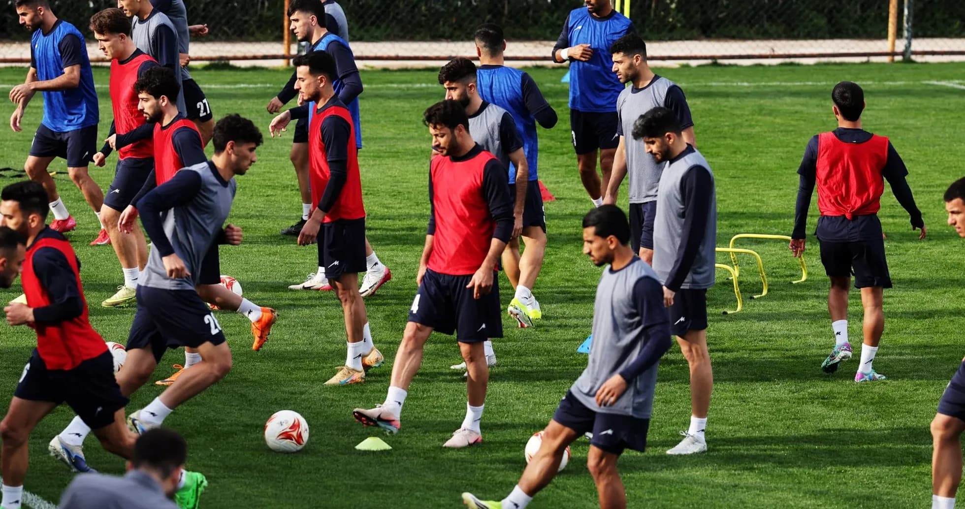 Futbolçular məşq zamanı sahədə hərəkət edirlər