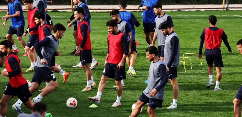 Futbolçular məşq zamanı sahədə hərəkət edirlər