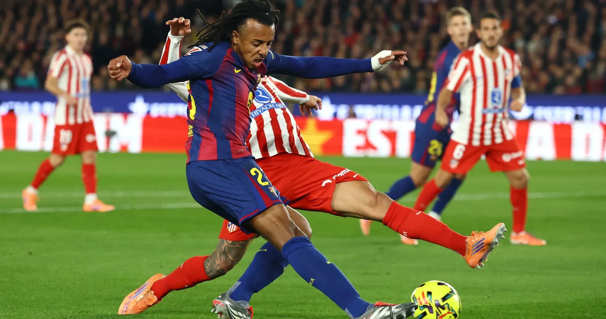 Barcelona və Atletico Madrid oyunu zamanı mübarizə