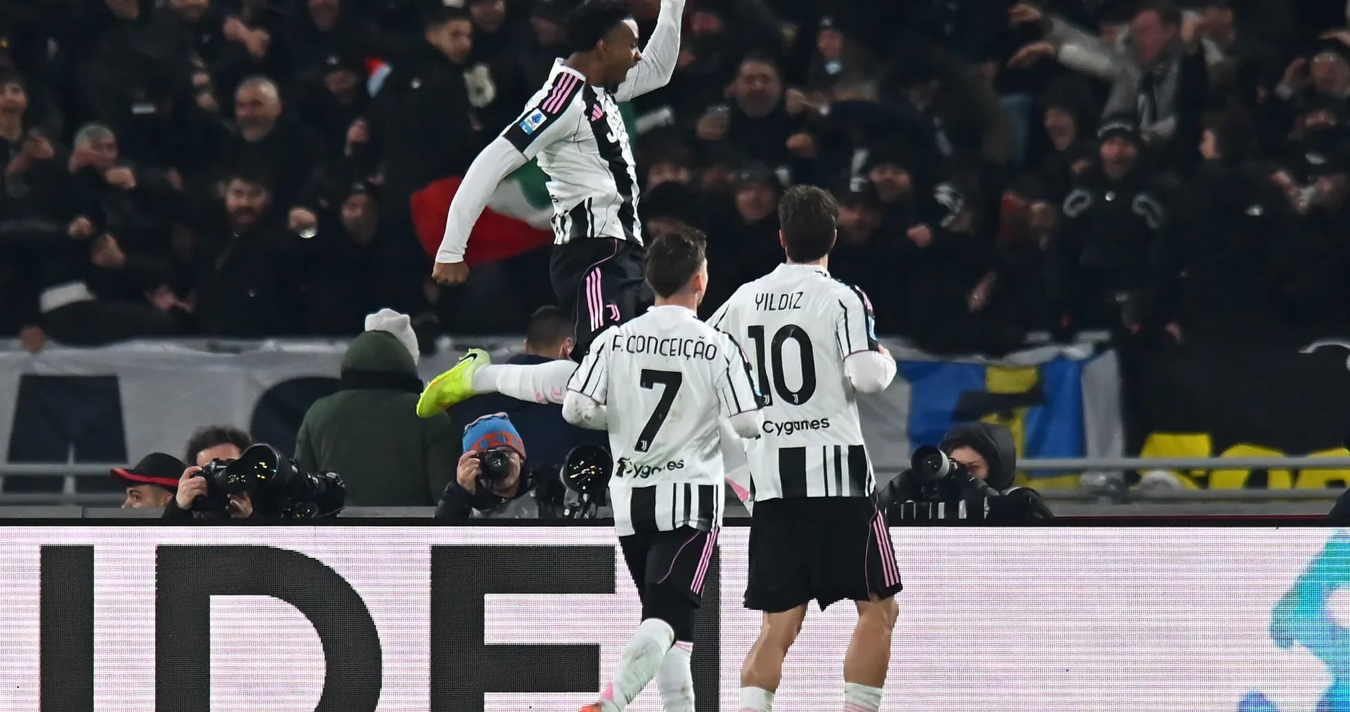 Juventus oyunçuları qol sevinci yaşayır