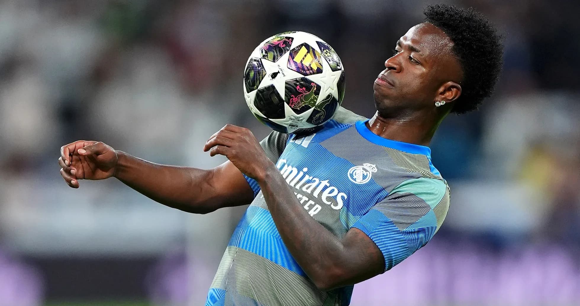 Futbolçu topu başı ilə tutmağa çalışır