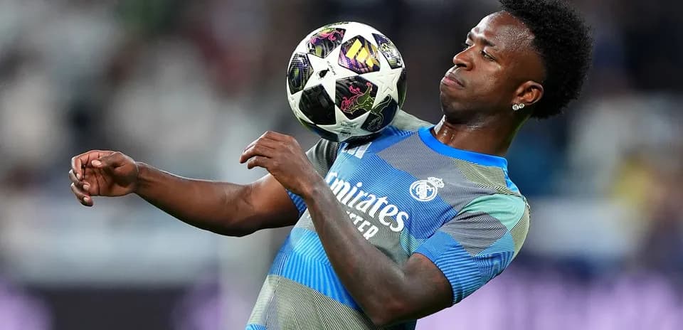 Futbolçu topu başı ilə tutmağa çalışır