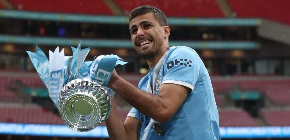 Futbolçu kubokla Wembley stadionunda sevinclə