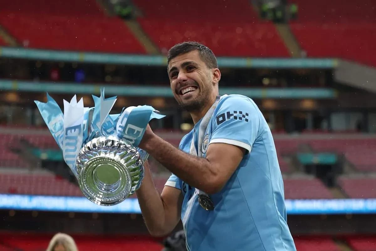 Futbolçu kubokla Wembley stadionunda sevinclə