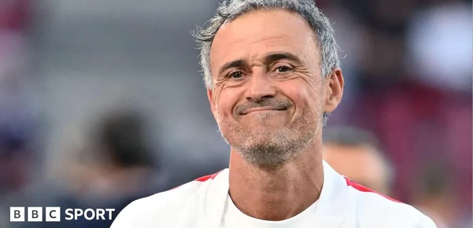 Müqayisə zamanı gülümsəyən futbol məşqçisi