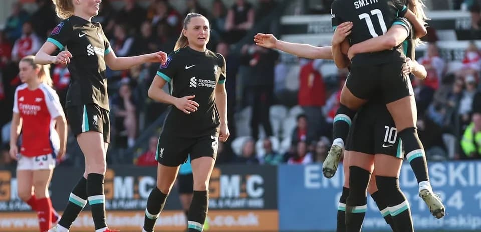 Liverpool W futbolçuları sevinir