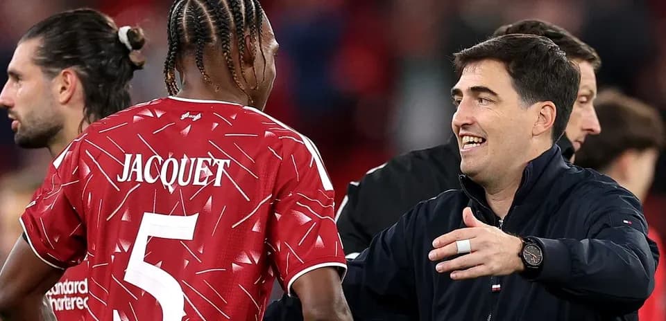 Futbolçular arasında müzakirə edən məşqçi və oyunçu