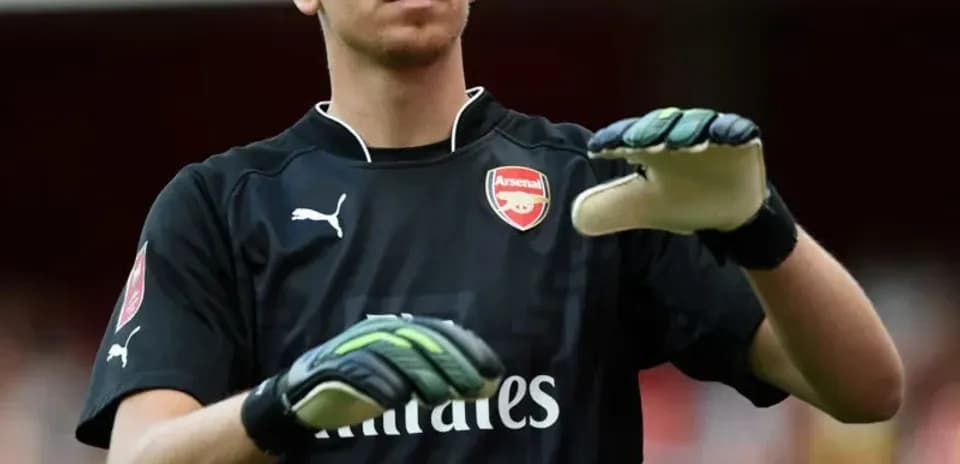Qapıçı Arsenal formasında sahədə hazırlıq edir