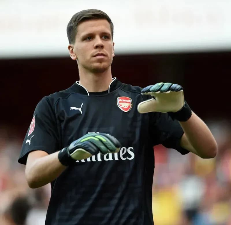 Qapıçı Arsenal formasında sahədə hazırlıq edir