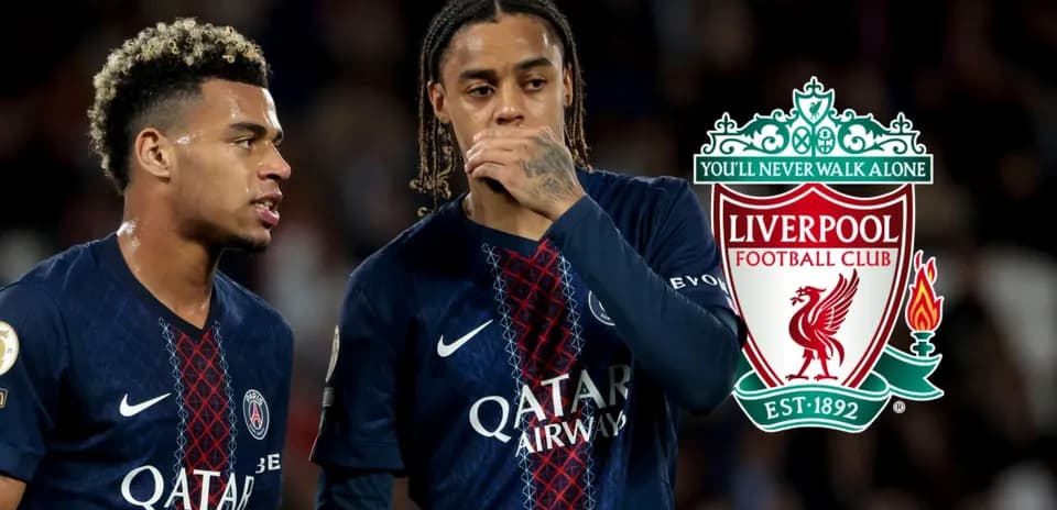 İki futbolçu PSJ formasında müzakirə aparır