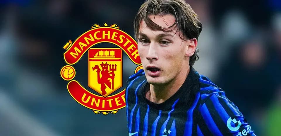 Futbolçu Manchester United loqosunun önündə