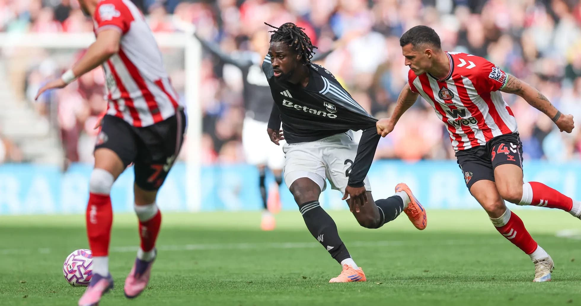 Aston Villa və Sunderland oyunçuları topu qovuşur
