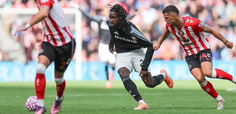 Aston Villa və Sunderland oyunçuları topu qovuşur