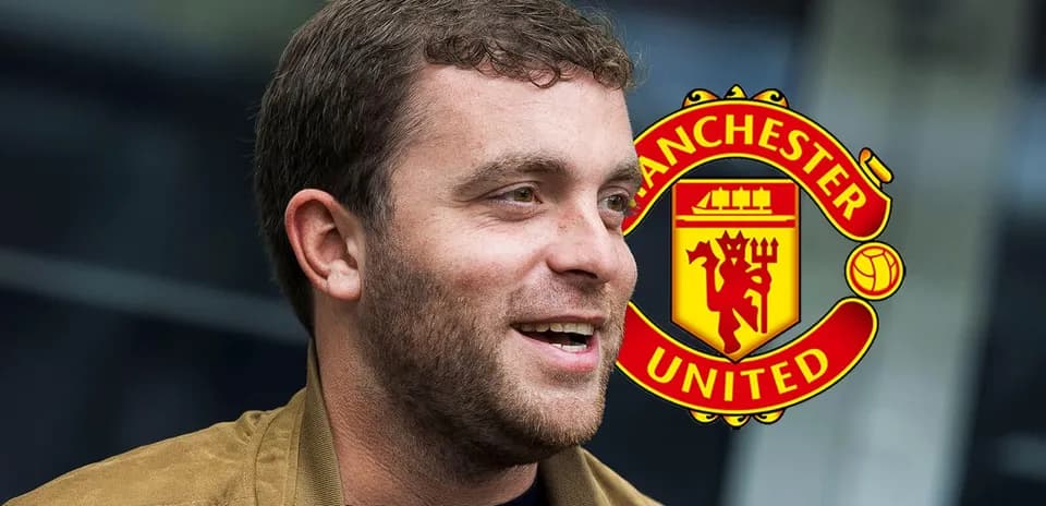 Gülən kişi, Manchester United logosu arxa planda
