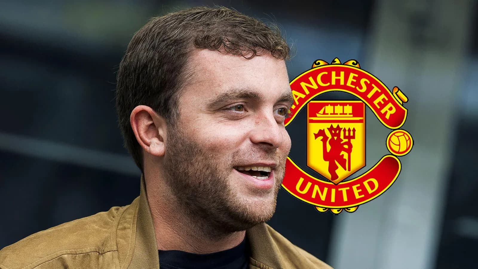 Gülən kişi, Manchester United logosu arxa planda