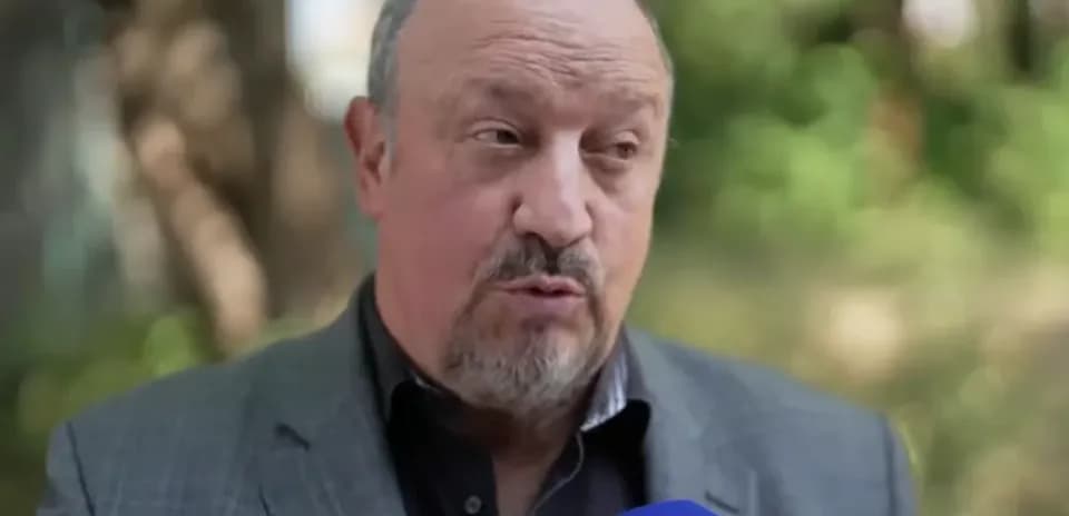 Kişi mikrofonla röportaj veriyor açık havada